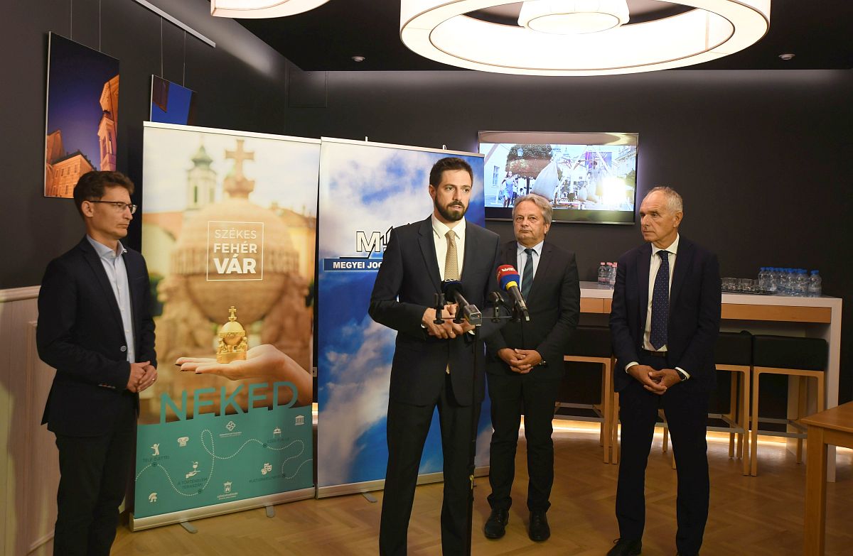 Beruházásokról és gazdaságélénkítő támogatásokról tárgyaltak a polgármesterek Fehérváron